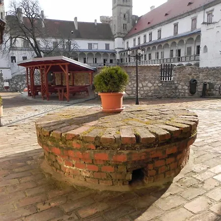 Zamecky Rotunda بيت ضيافة